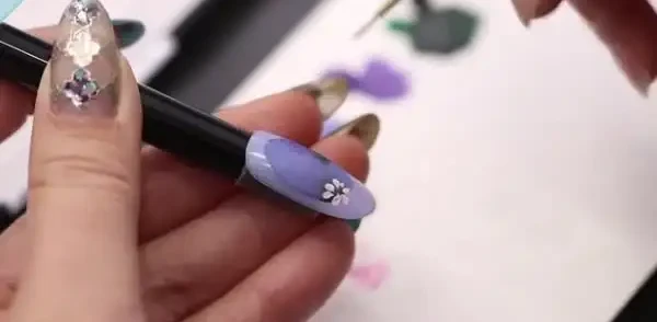 国际美甲艺术全攻略：外语版美甲教程