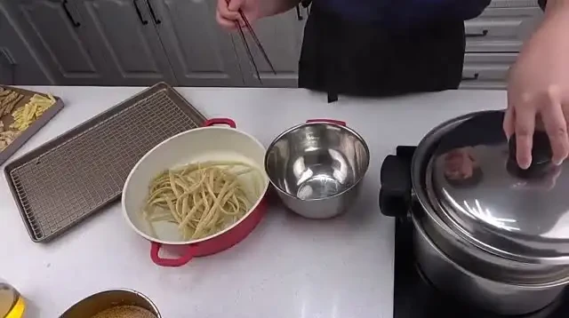 辣条制作配方与视频教程,在家轻松做美味辣条