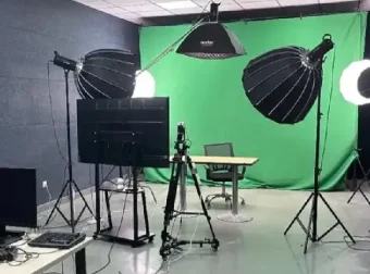 绿幕直播全流程实操：抠像调光与设备选配，专治绿边虚焦等12类画面难题